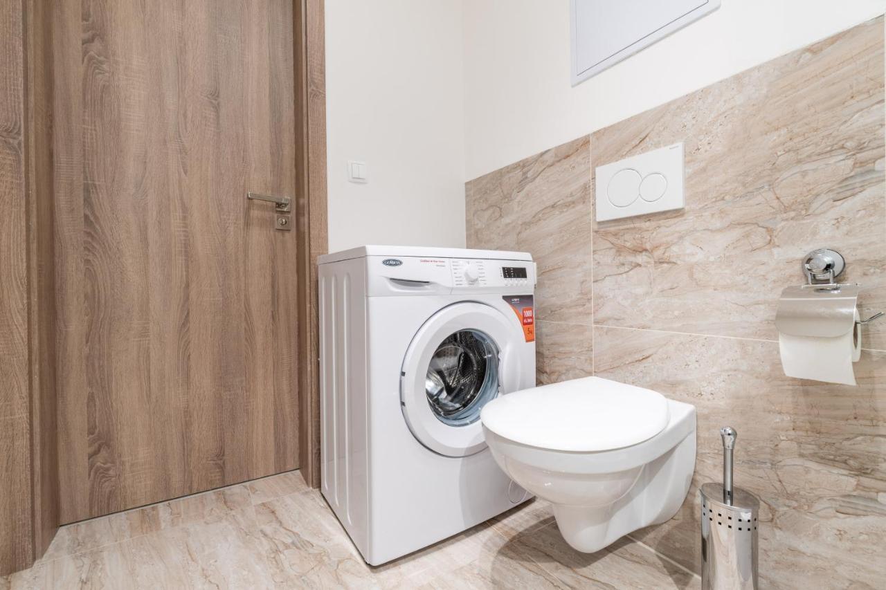 Brand New Two Room Apartment #34 With Free Secure Parking In The Center Praha Eksteriør bilde