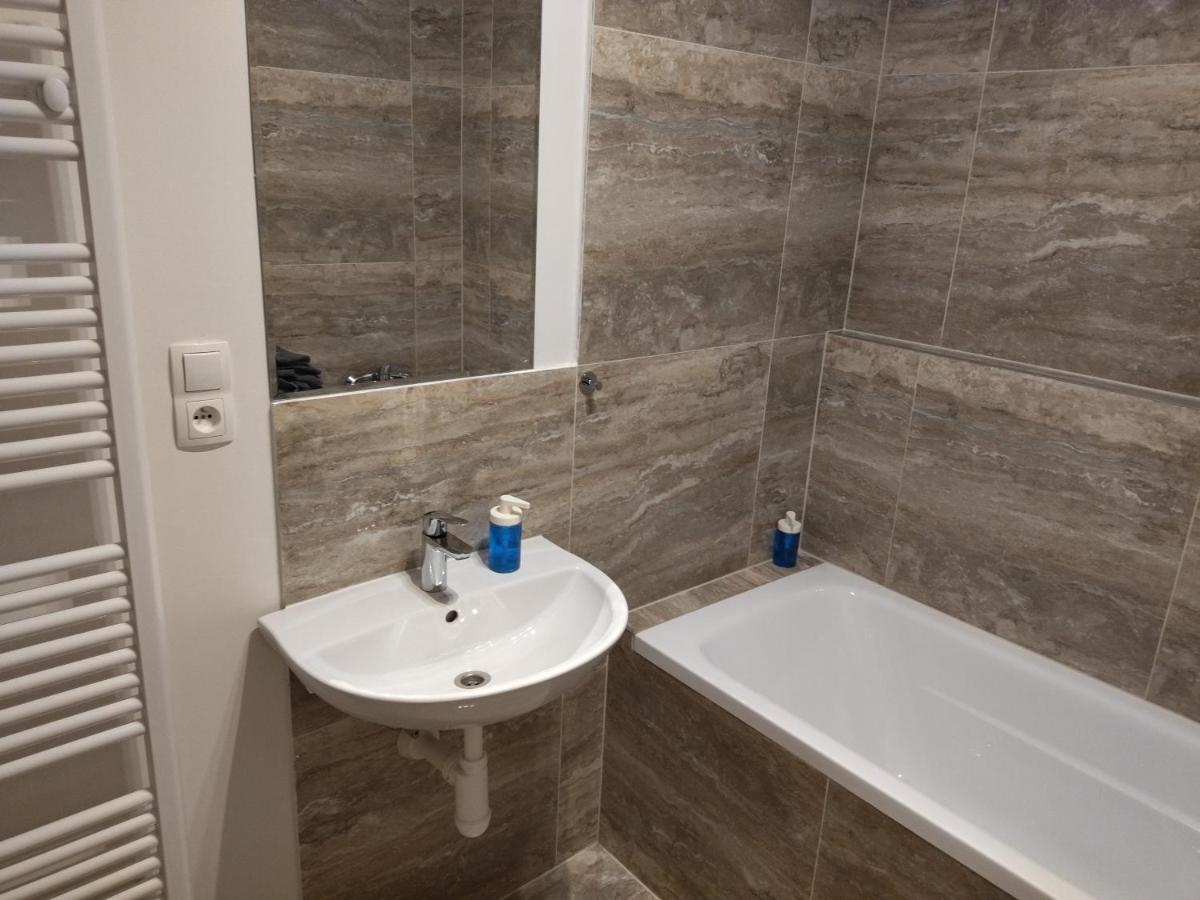 Brand New Two Room Apartment #34 With Free Secure Parking In The Center Praha Eksteriør bilde
